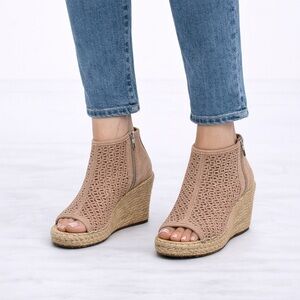 Vince Camuto Tan Espadrille Wedge Sandals – Summer Chic – Size 6.5